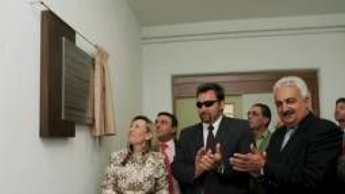 Francisco Álvarez, Amparo Valcarce y José Miguel Cordón son recibidos por los vecinos en el centro