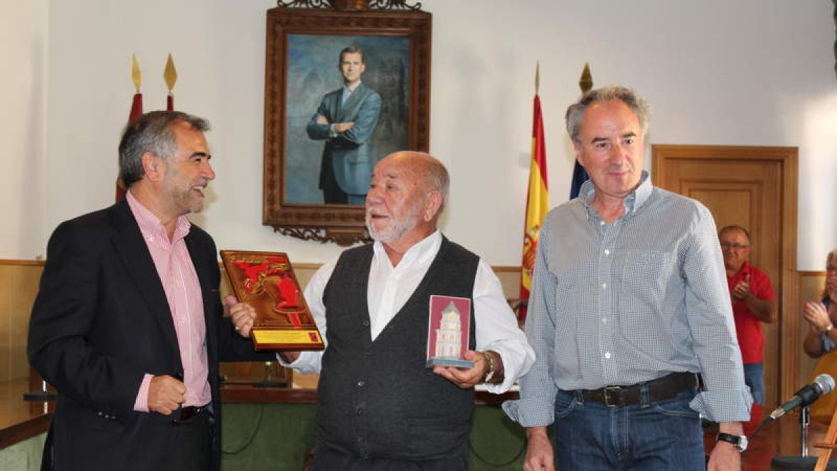 El alcalde, José Miguel Palazuelo, el homenajeado, Paco Robles, y Miguel Ángel González.