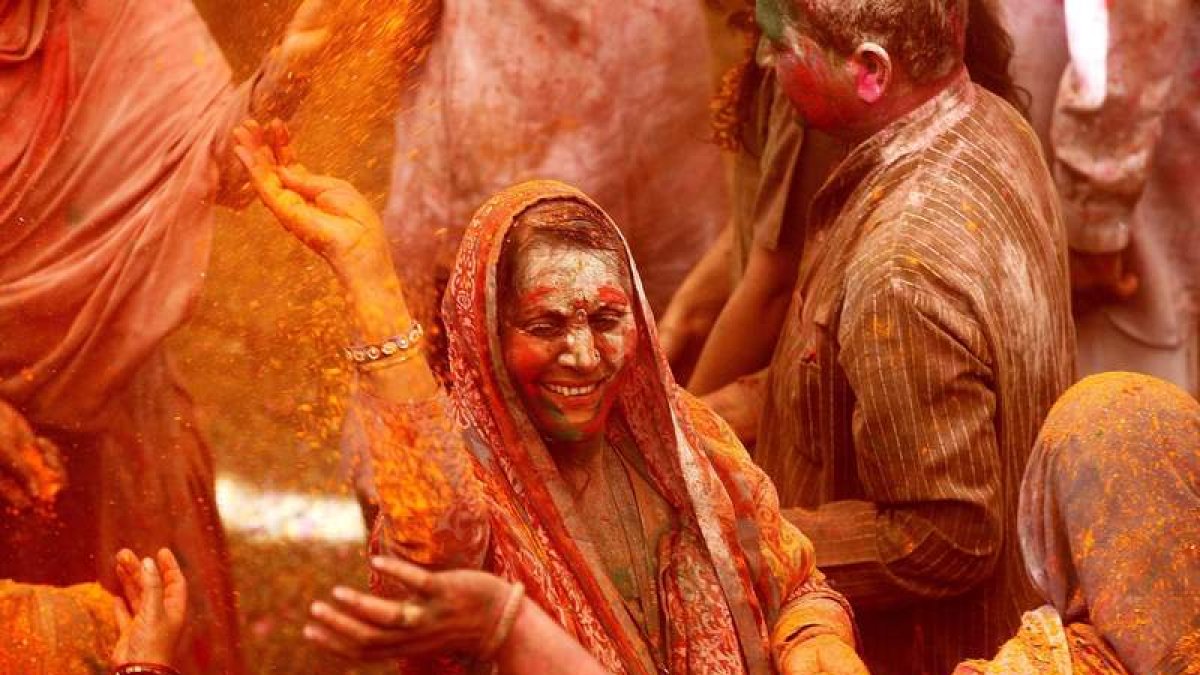 Polvos de colores para hacer visibles a las viudas, que son relegadas en la India precisamente por esa condición. RISH TIAGI