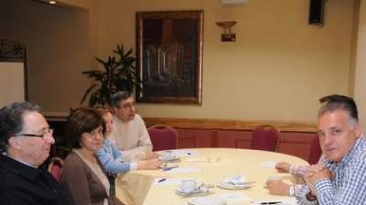 Algunos de los comerciantes reunidos ayer.