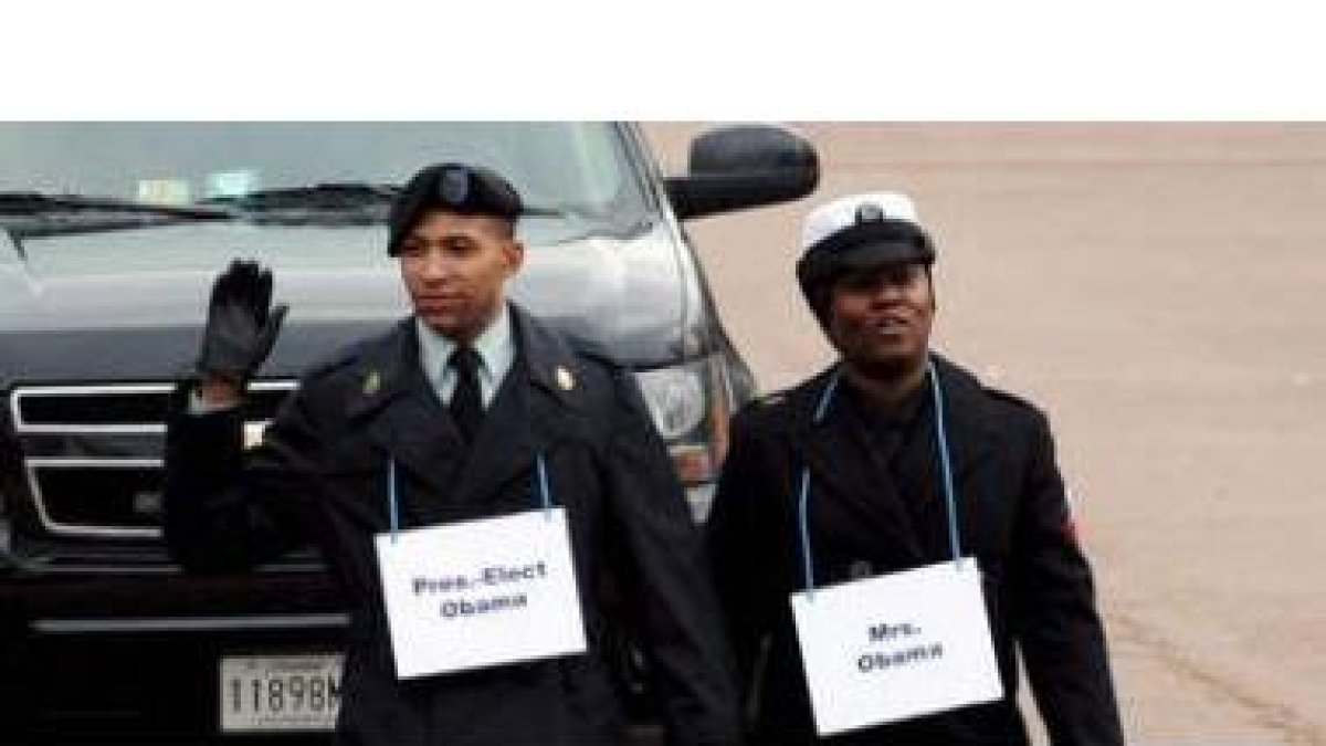 Dos militares ocupan el lugar de Obama y su esposa durante el ensayo del desfile de investidura