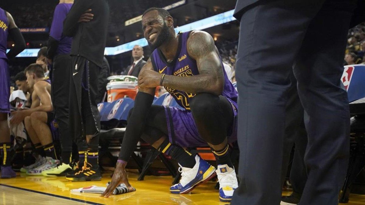 LeBron James, de los Lakers, se muestra dolorido en el banquillo del equipo de Los Ángeles