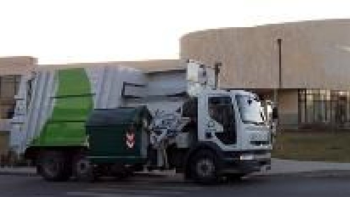 Los camiones de carga lateral serán una de las novedades del nuevo sistema de recogida de basuras