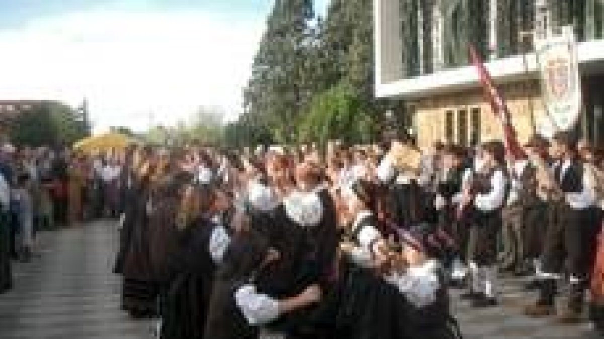 Los miembros de Tsaciana, bailando ante el santuario de La Virgen del Camino