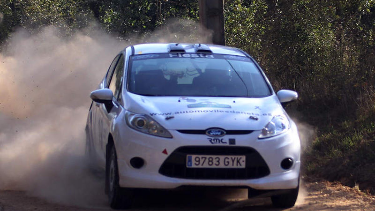 José Luis Peláez, a bordo de su Seat Ibiza.