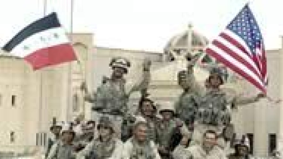 Soldados estadounidenses ondean su bandera y la iraquí