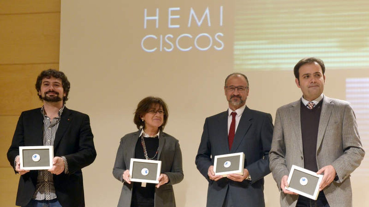 Los cuatro premiados, ayer, en el acto con que se cerró la sesión en las Cortes.