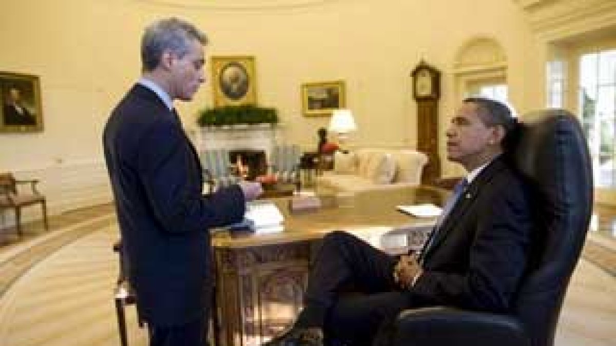 El presidente de los Estados Unidos Barack Obama conversa con el jefe de Gabinete de la Casa Blanca.