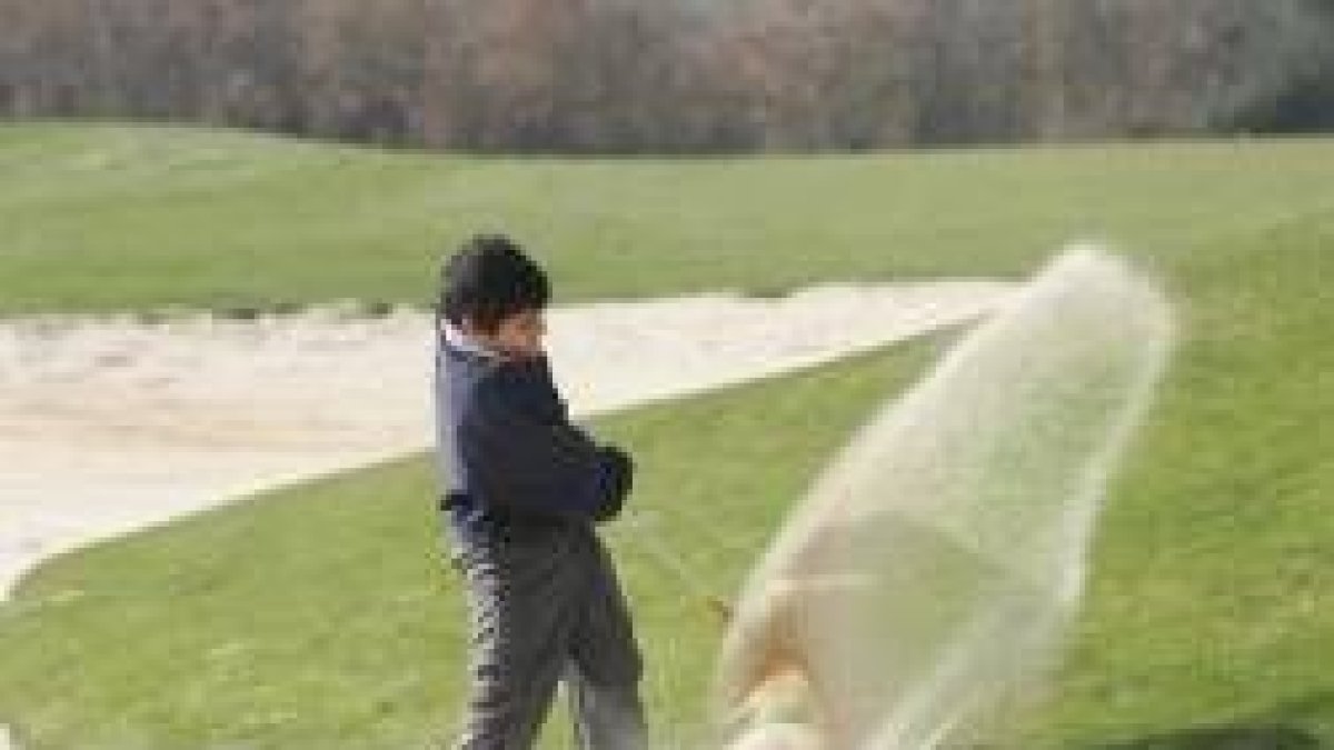 Cerca de cuarenta niños salieron a la hierba del campo