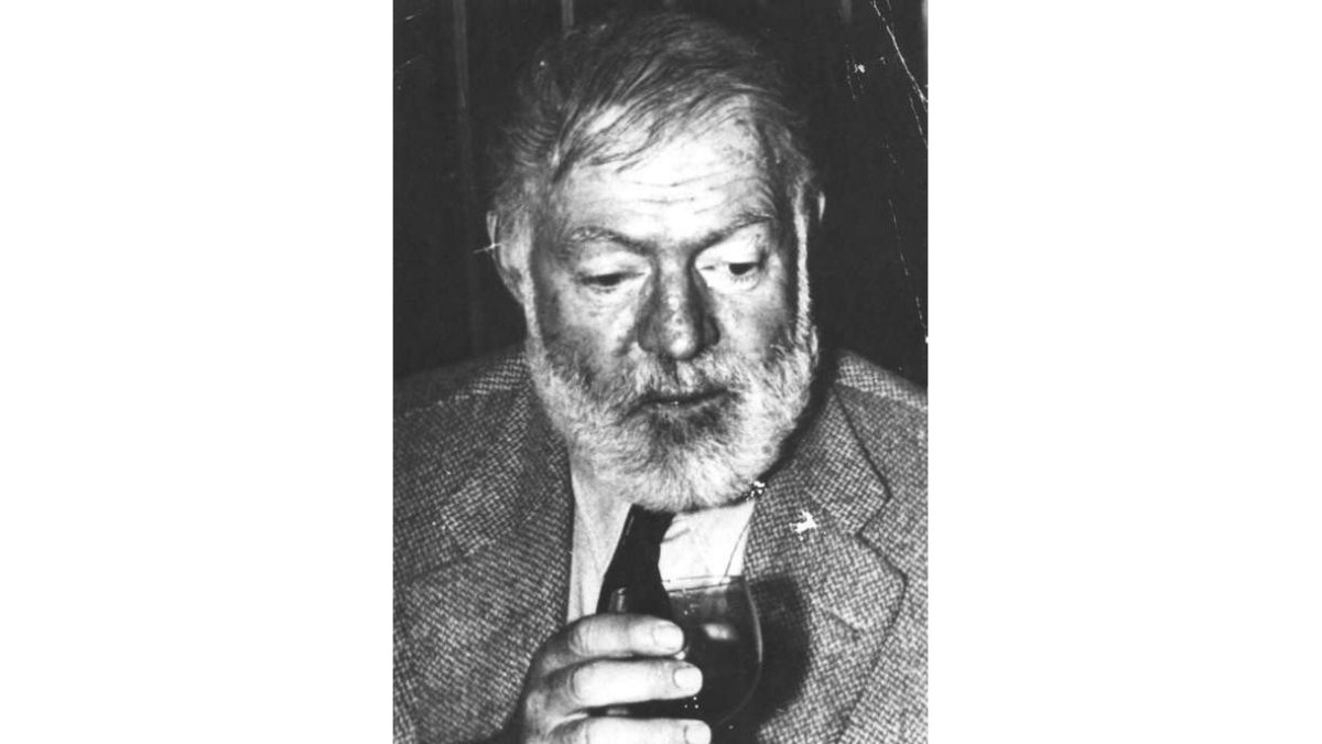 Ernest Hemingway. Abajo, detalle de su estatua en el bar «Floridita» de La Habana.