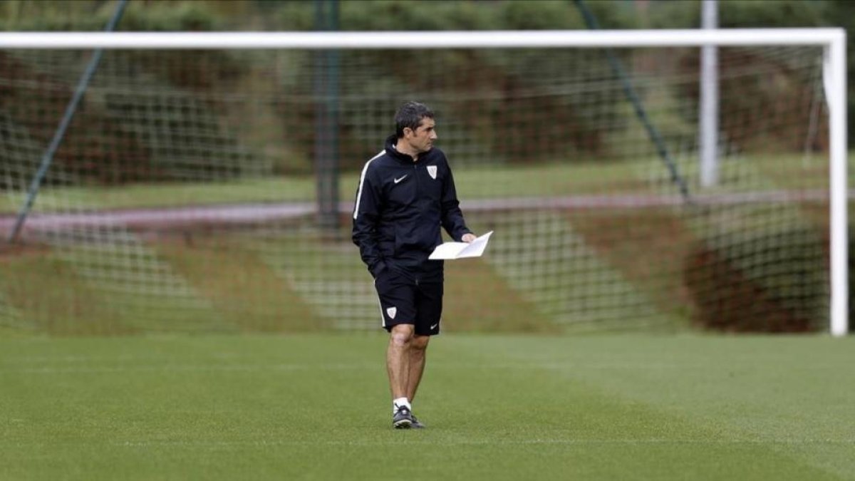 Ernesto Valverde, en un entrenamiento del Athletic de Bilbao, en las instalaciones de Lezama, en octubre pasado.