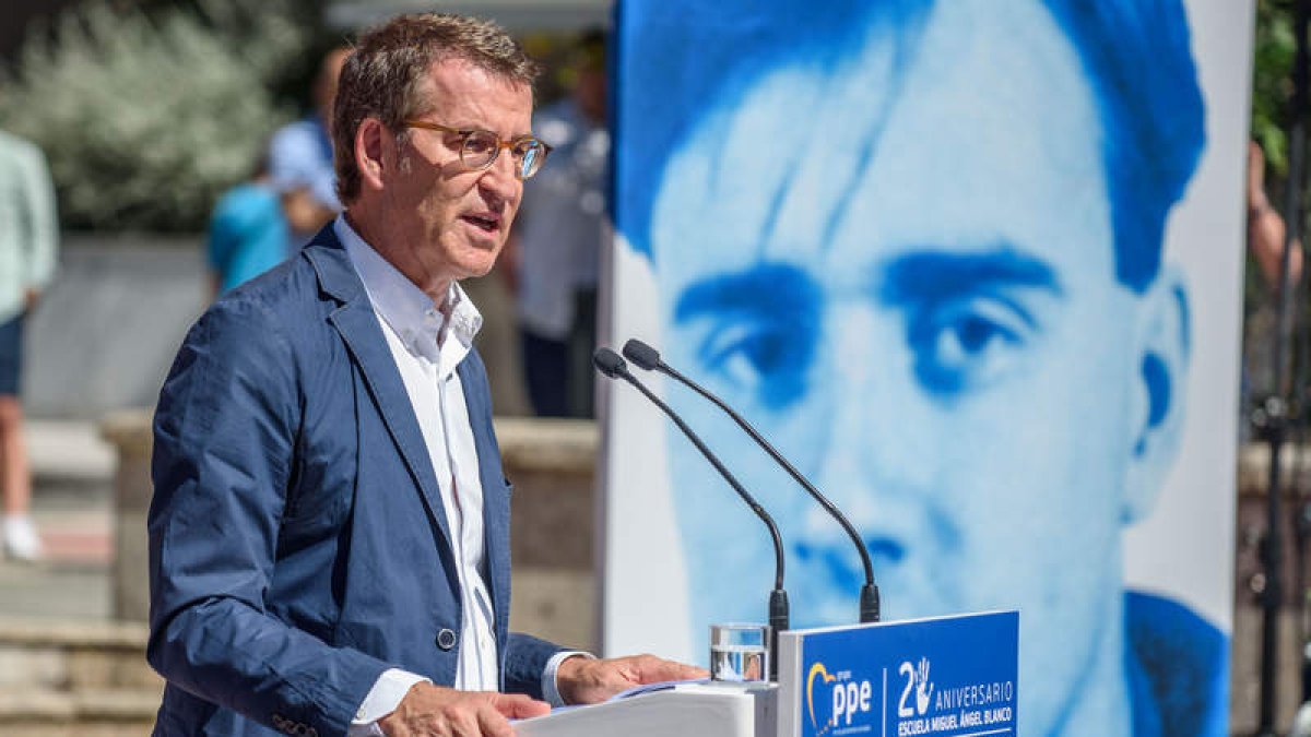 Feijóo ayer en Ermua, ante un retrato de Miguel Ángel Blanco, asesinado por ETA hace 25 años. JAVIER ZORRILLA