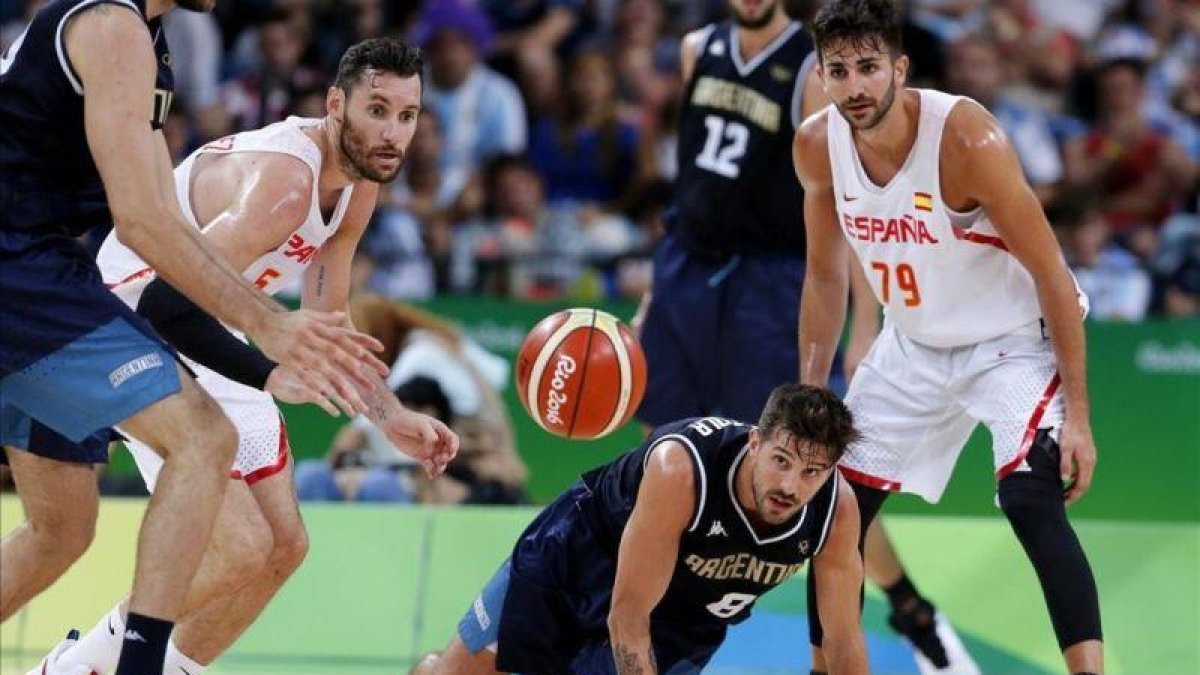Rubio (derecha), ante Rudy, en una acción del partido ante Argentina.