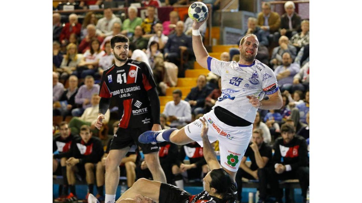 Pesic, durante el partido entre Ademar y Logroño de la pasada temporada . JESÚS F. SALVADORES