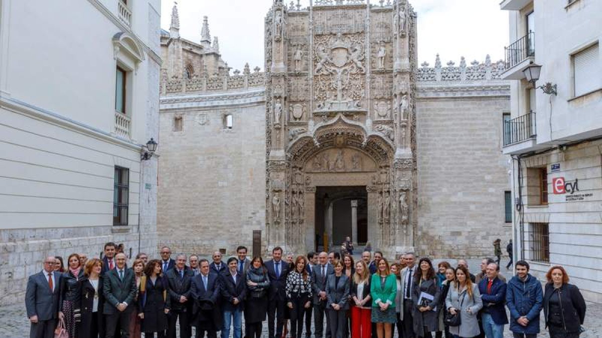 La presidenta de la Cortes, Silvia Clemente, junto a miembros del Parlamento regional. N. GALLEGO