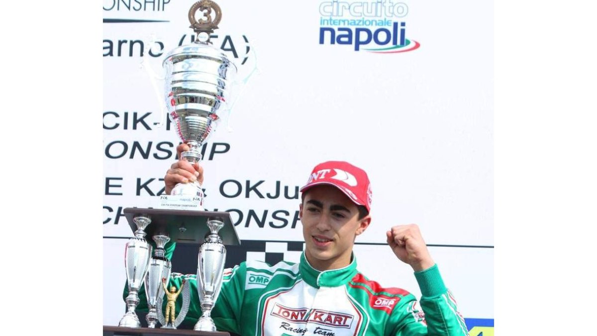 David Vidales en el podio con el trofeo que le acredita como tercer clasificado en el Europeo. DL