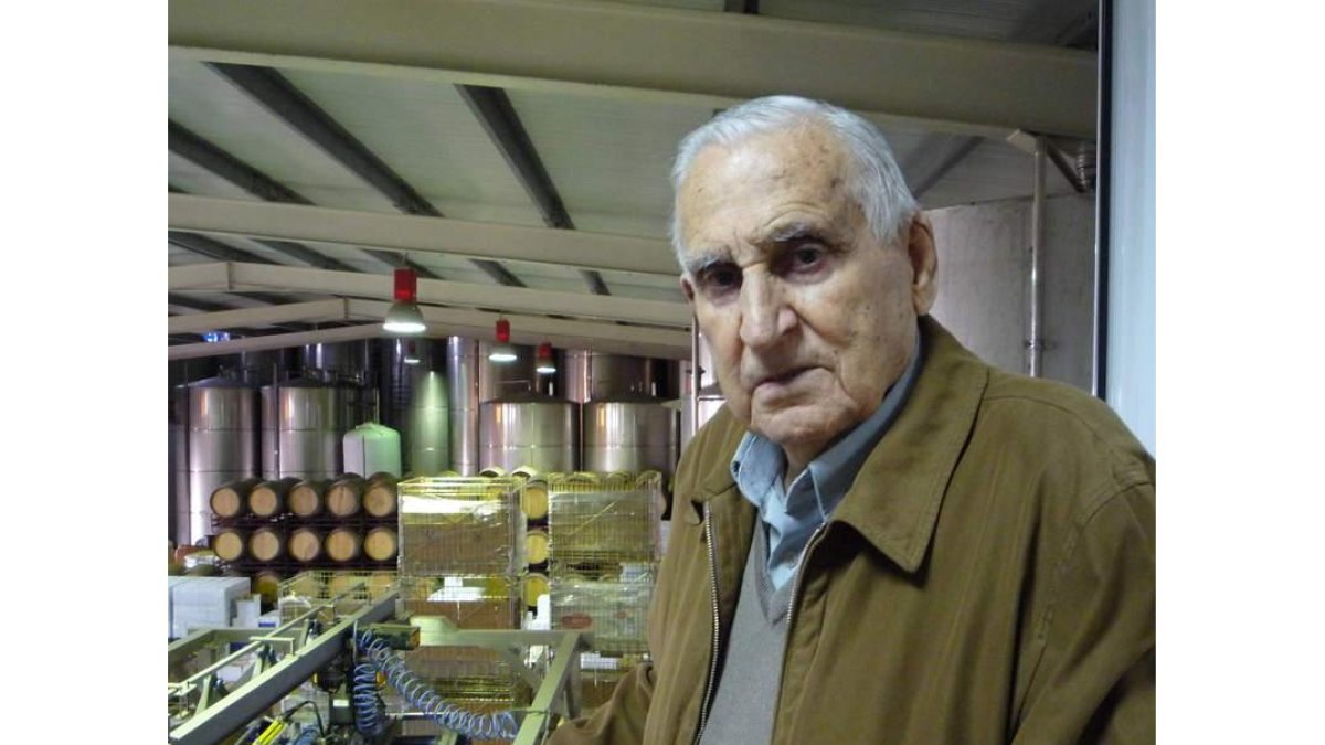 Casto Pequeño,en el laboratorio desde el que se pueda ver casi toda la bodega.