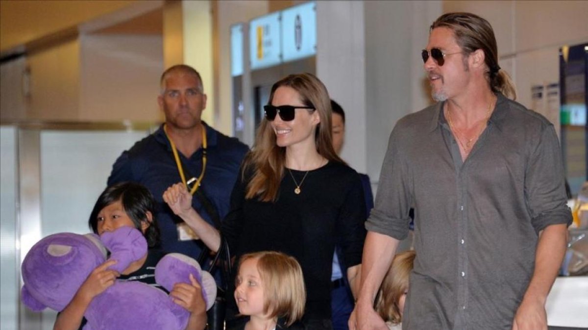 Una imagen de Pitt y Jolie con sus hijos.