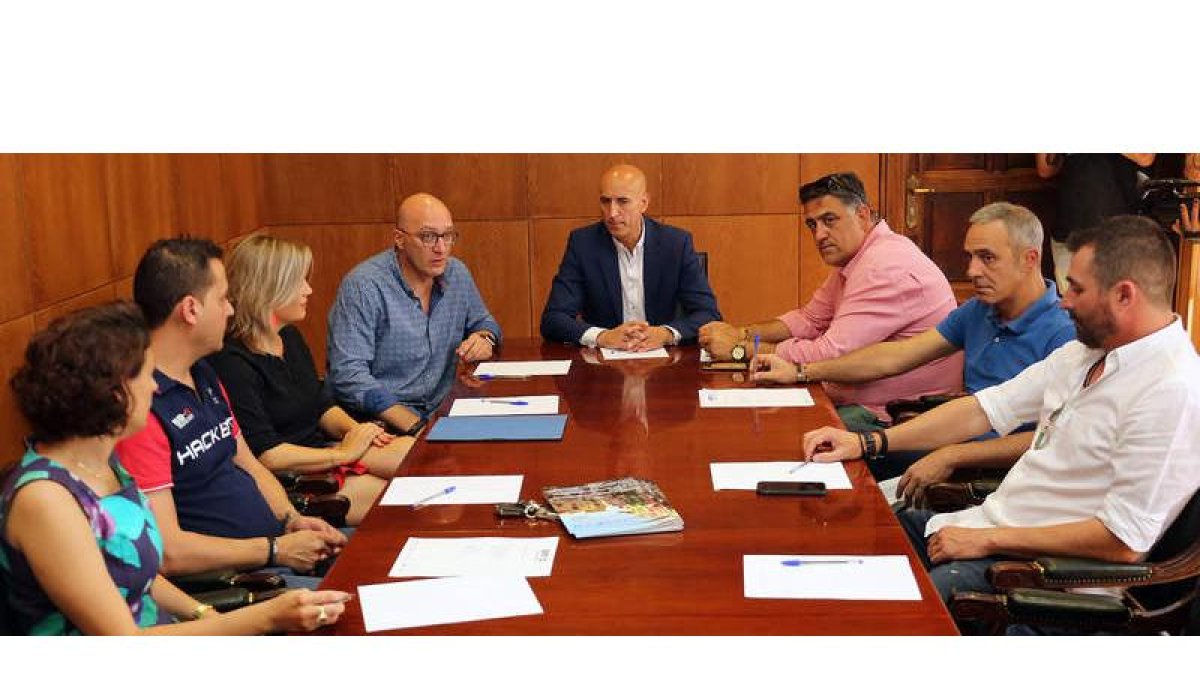 Diez, ayer en su encuentro con representantes del sector hostelero. DL