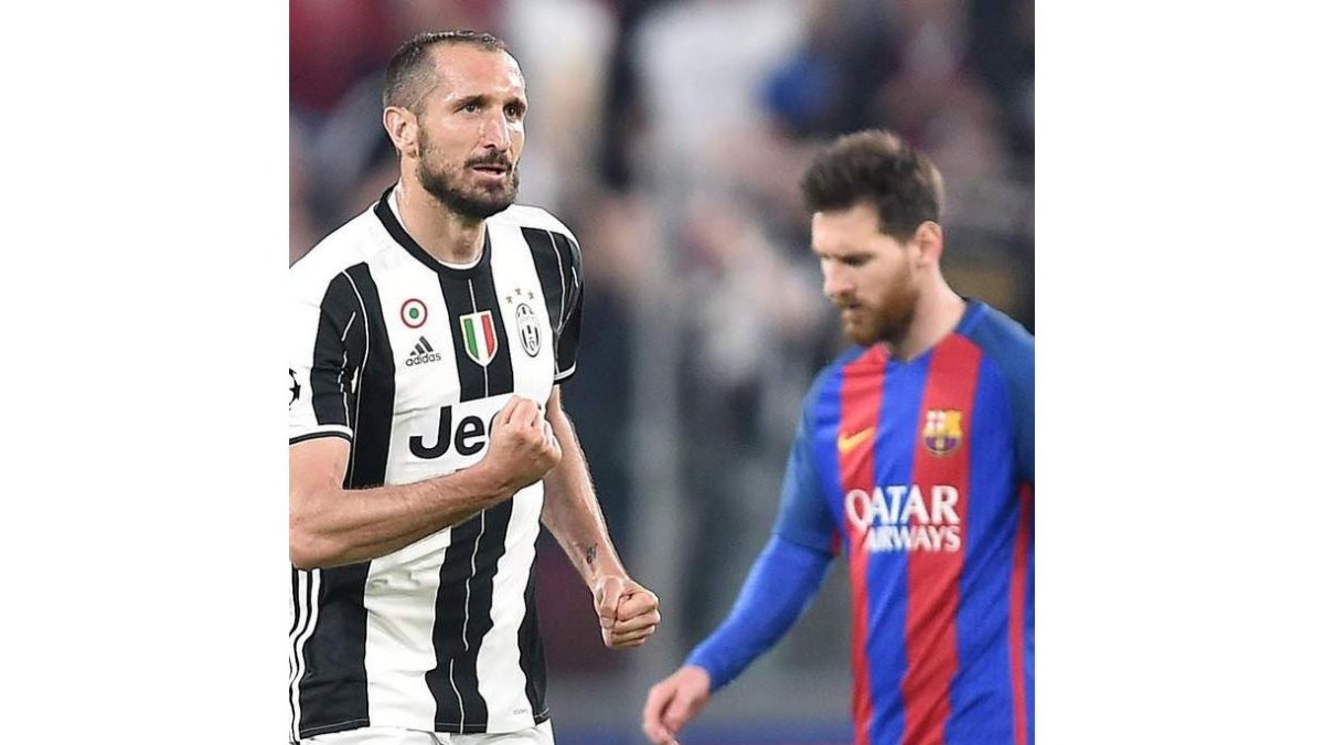 Giorgio Chiellini celebra el tercer gol ante un Lionel Messi cariacontecido. DI MARCO