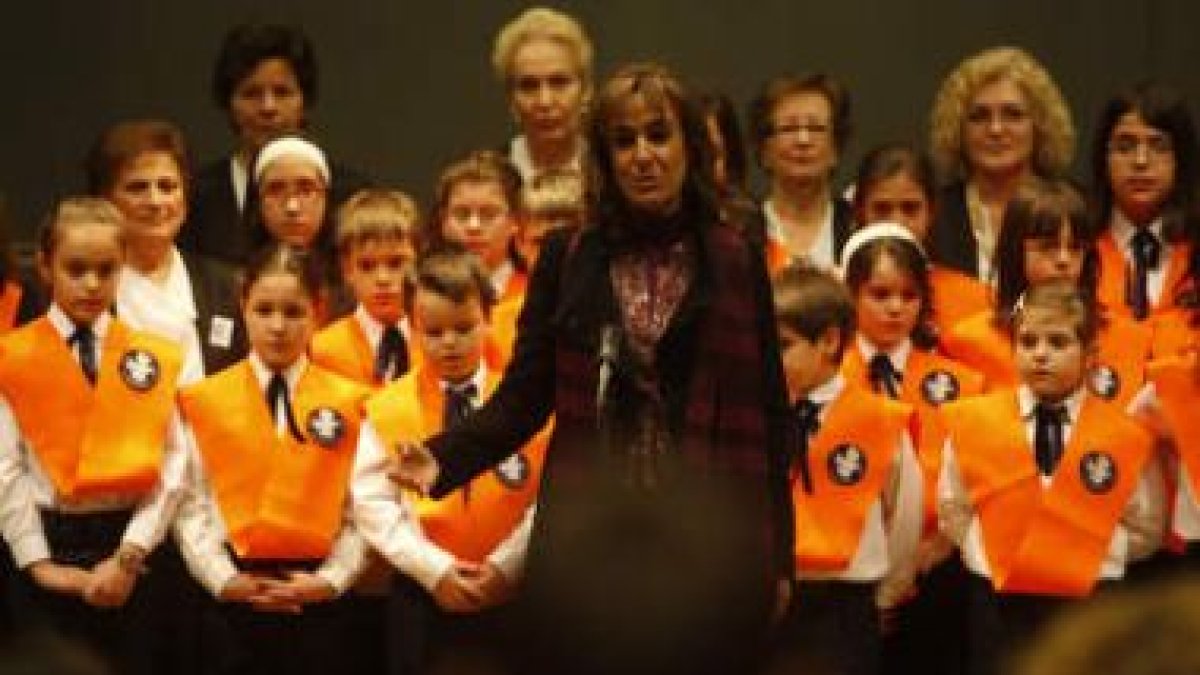 Catalina Díaz, junto a los participantes en el certamen de coros.