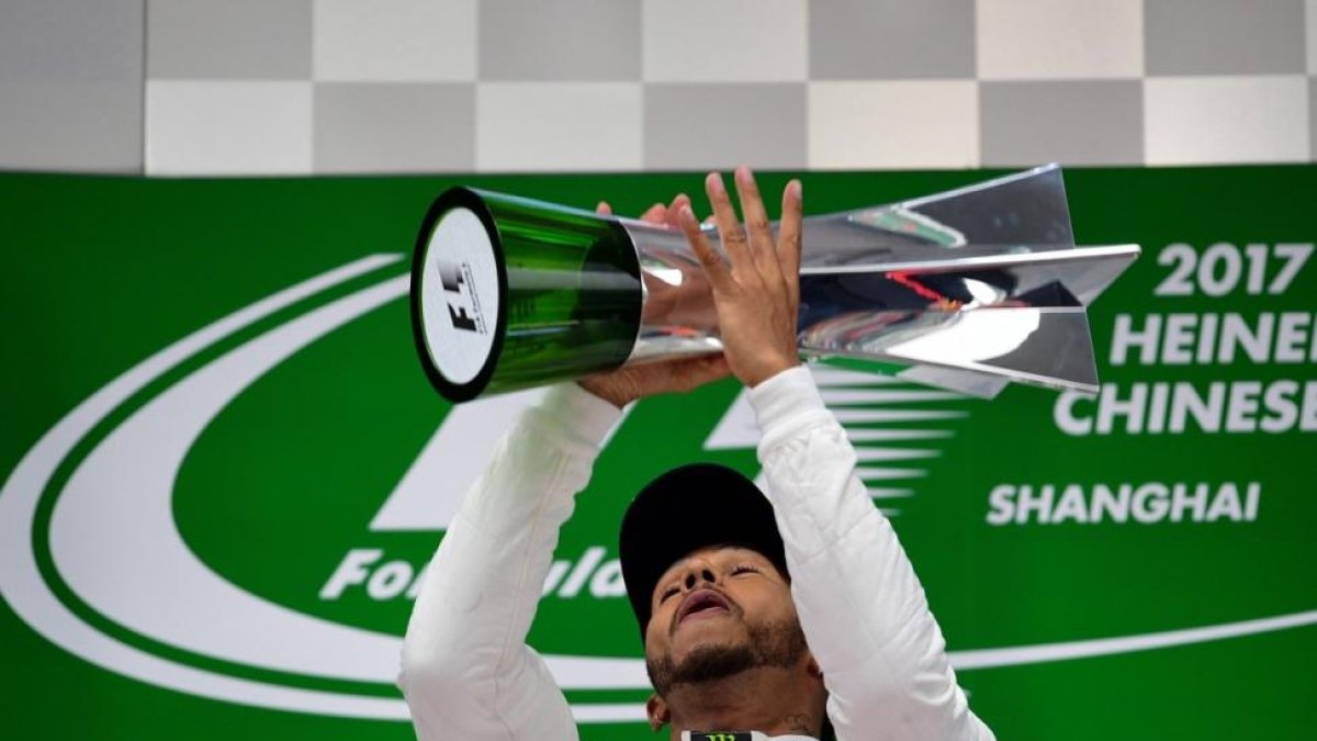 Hamilton, en el podio de Shanghái, tras ganar este domingo el GP de F-1 de China.