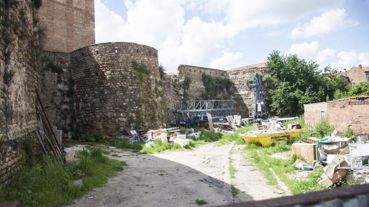 Tramo de muralla que corre junto a la calle Era del Moro, entre solares y un almacén de materiales de construcción. F. OTERO PERANDONES