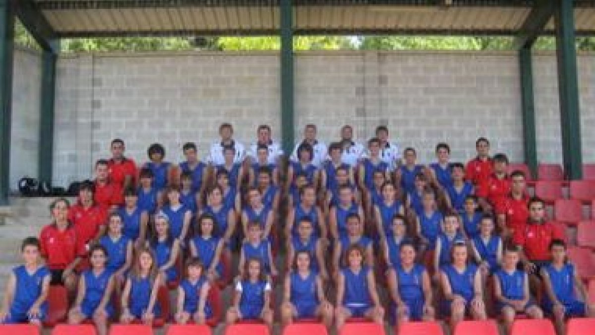 Foto de familia de las participantes en el campus de Bembibre.