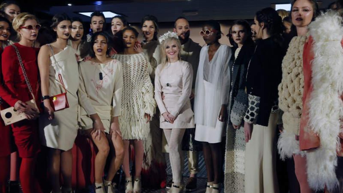 La diseñadora leonesa María Lafuente posa con las modelos participantes en la presentación en Madrid de su última colección 'Àme'
