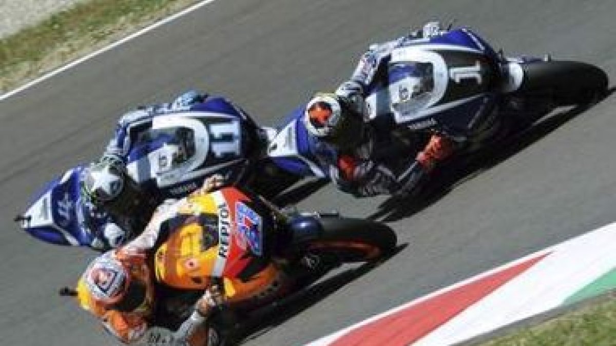 Imagen de la dura pugna entre las dos Yamaha de Lorenzo y Spies contra la Honda de Stoner.