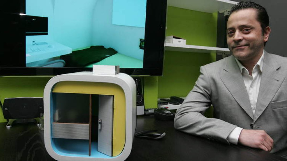 Alberto Rodríguez, uno de los promotores de estos nuevos espacios para descansar en los aeropuertos, con una maqueta de las Mini-Caps.