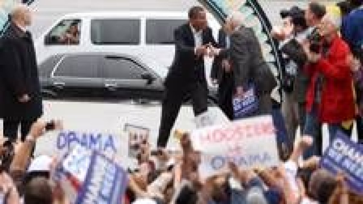 Obama saluda a sus seguidores a su llegada a un acto electoral en Indianápolis