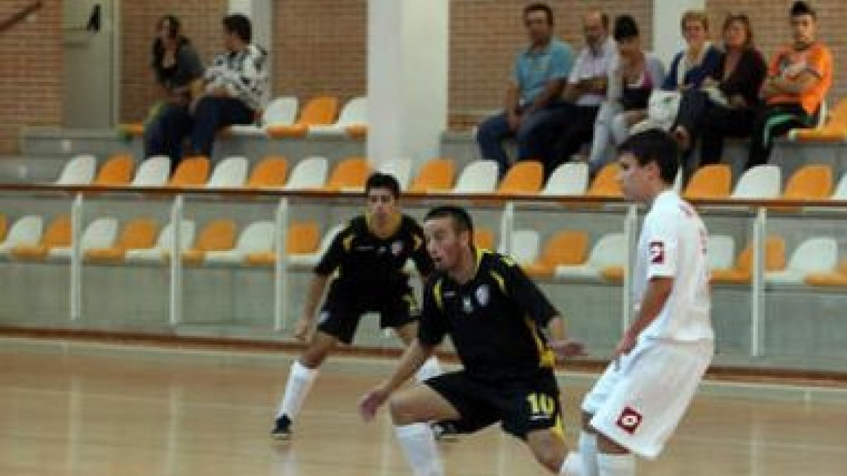 Marcos, de blanco, culminó la remontada del equipo leonés.