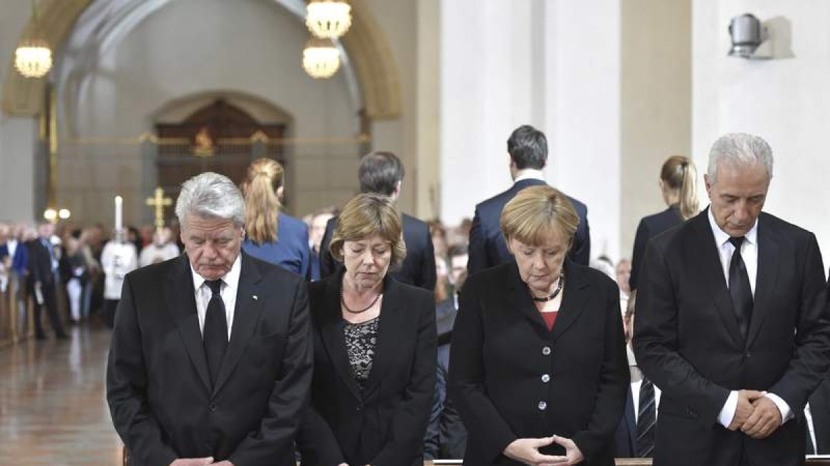 Gauck, su pareja, Merkel y Stanislaw Tillich, en la ceremonia por las víctimas de Múnich. A. WARMUTH