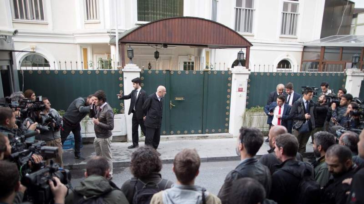 Miembros de la policía forense llegan a la residencia del cónsul de Arabia Saudí en Estambul. TOLGA BOZOGLU