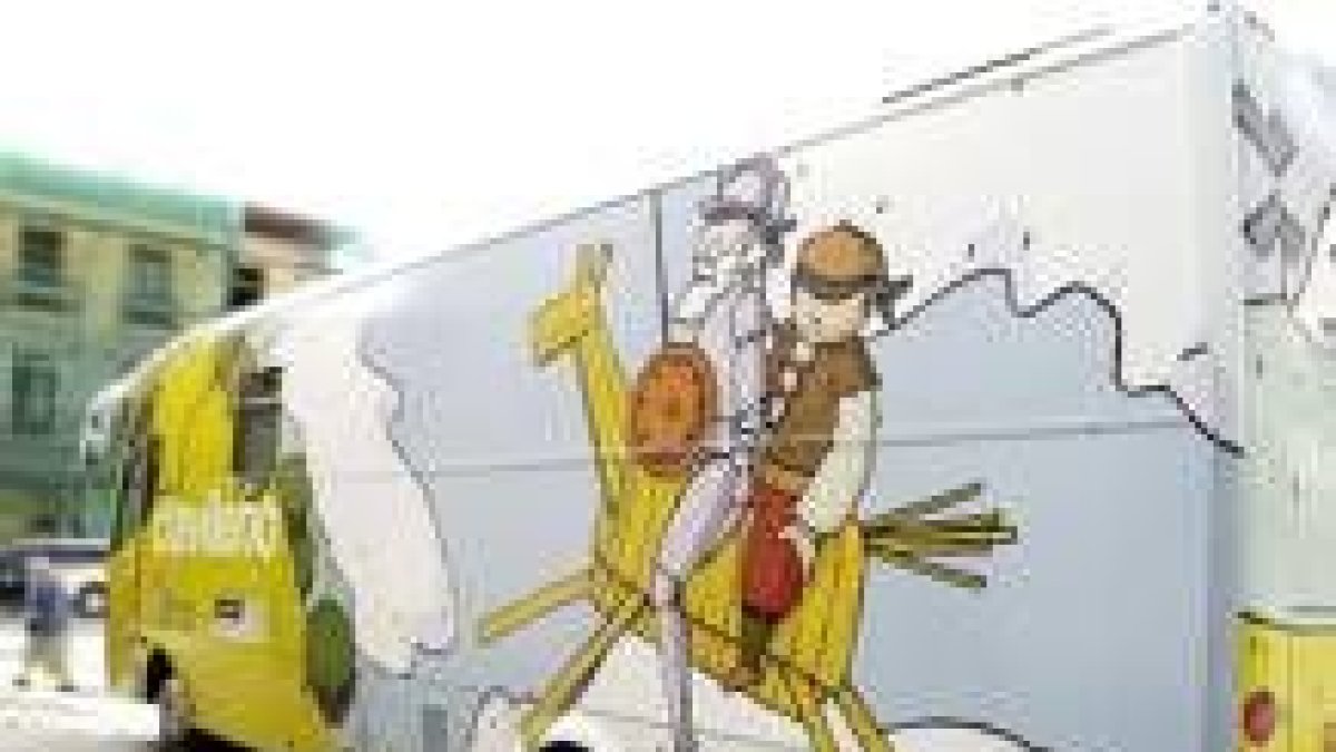 El autobús de El Clavileño sigue su recorrido por la provincia