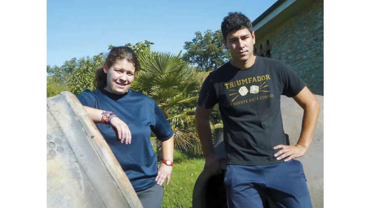 Los primos Nerea Pérez y César Márquez ya absorben y aplican los conocimientos de su tío, Raúl Pérez Pereira, en su actividad en la bodega familiar.