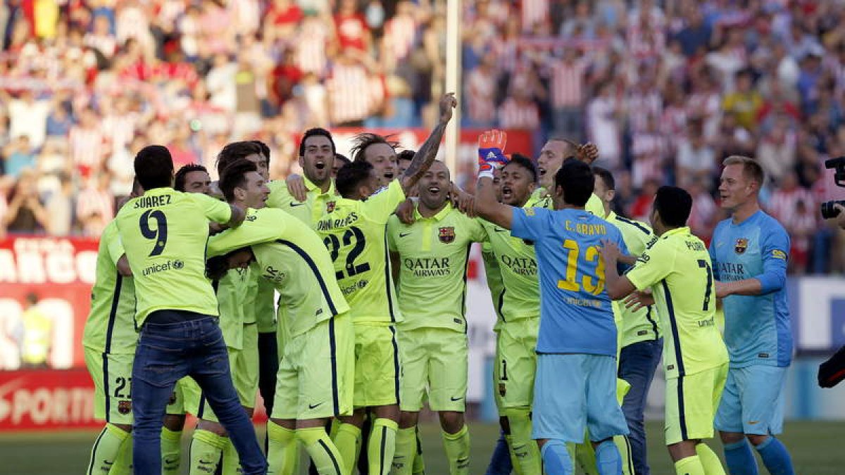 El Barcelona celebra sobre el césped del Calderón el título de Liga.