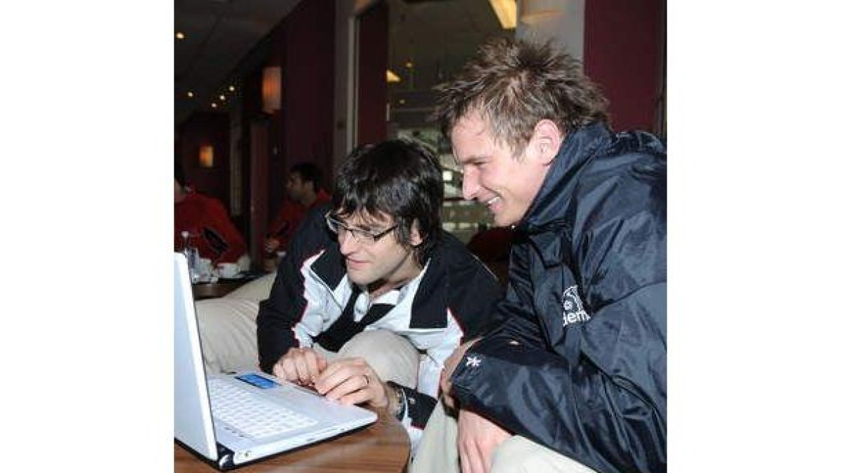 Carou y Stranovsky, en un momento de relax tras un partido.