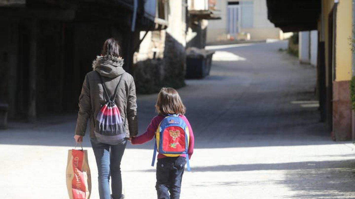 Una madre acompaña a su hijo al colegio. DE LA MATA.
