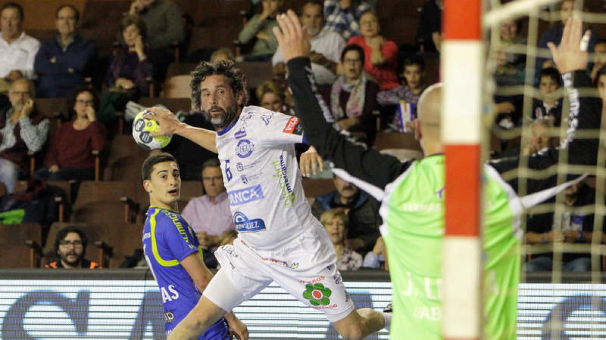 Juanín García, durante un partido con el Abanca Ademar esta temporada. SECUNDINO PÉREZ