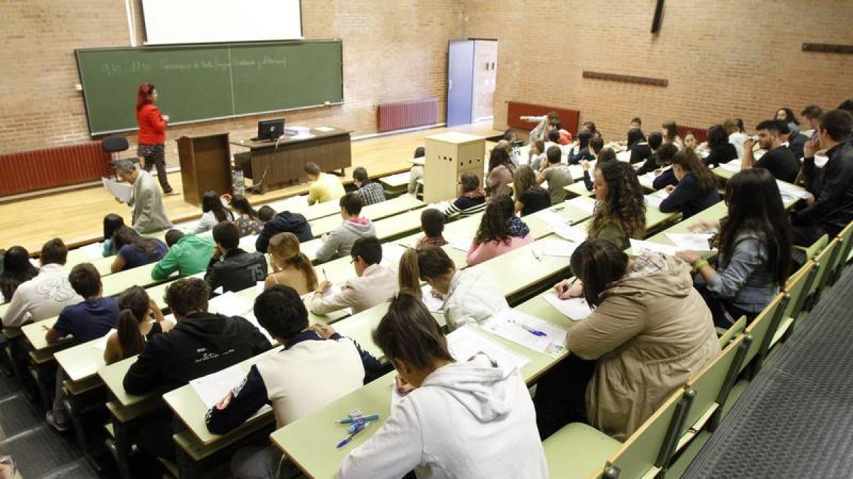 Exámenes en una de las facultades del campus leonés
