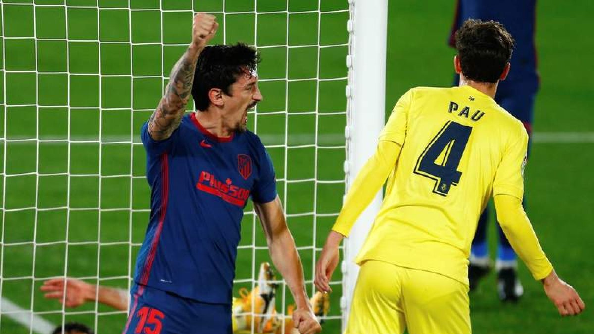 Savic celebra el primer gol del Atlético frente al Villarreal en La Cerámica. CASTELLÓ