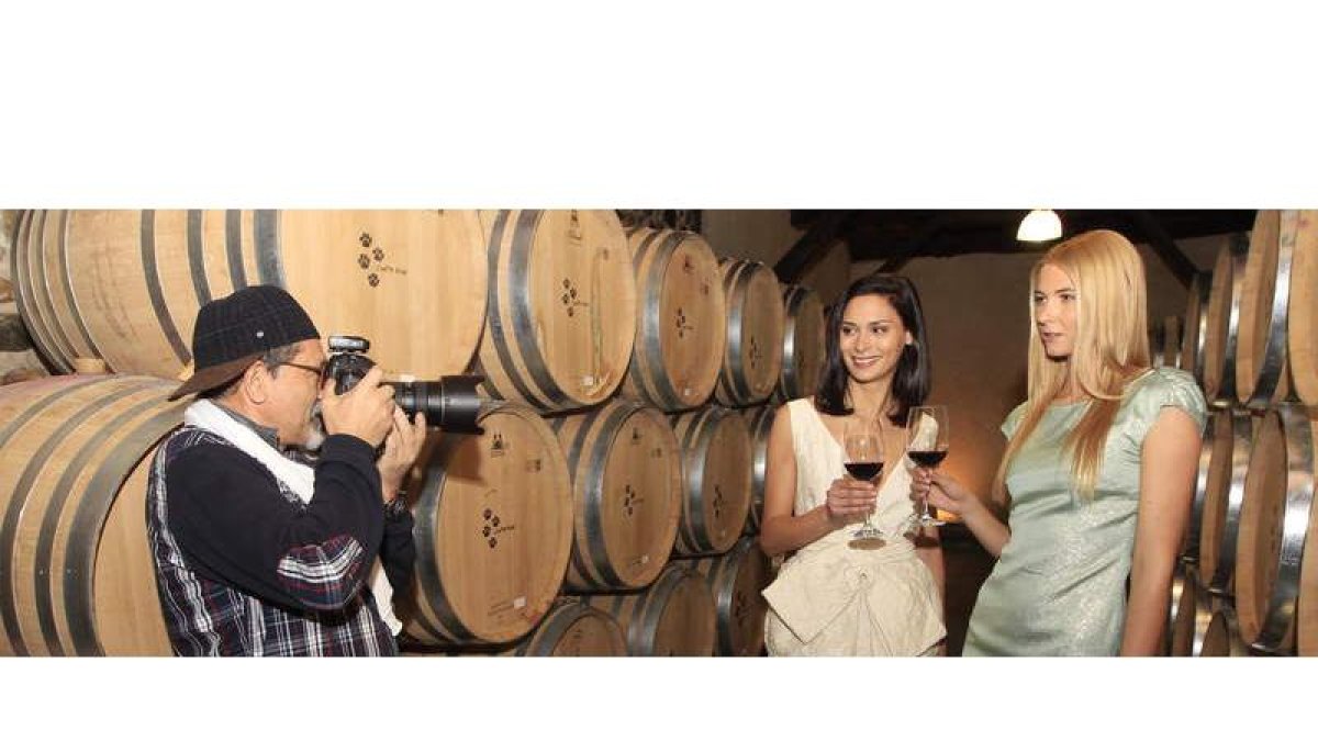 El fotógrafo y las modelos, durante la sesión realizada ayer en Cacabelos para maridar moda y vino.