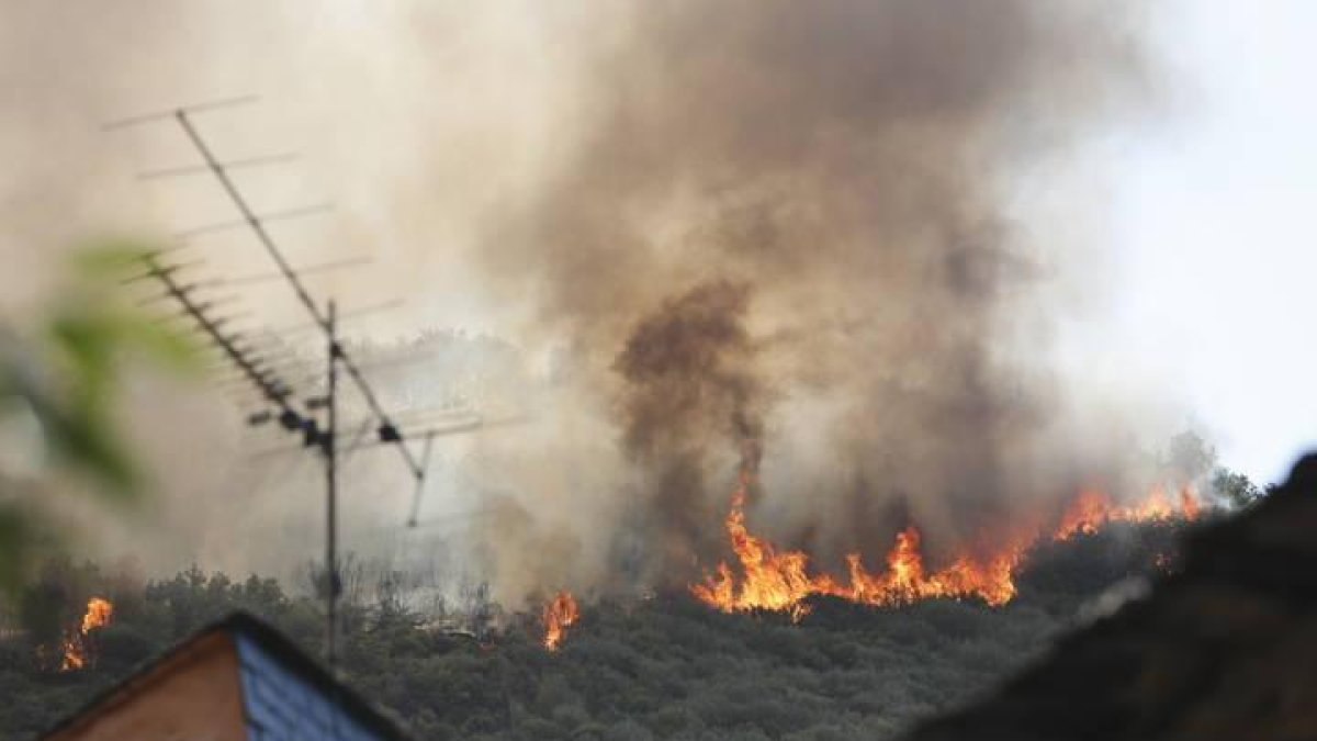 El incendio que arrasa La Cabrera ha obligado a desalojar a los vecinos de Santa Eulalia y Villarino.