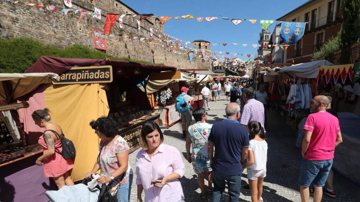 Un paseo por la calle Gil y Carrasco no defrauda al visitante de este mercadillo. L. DE LA MATA