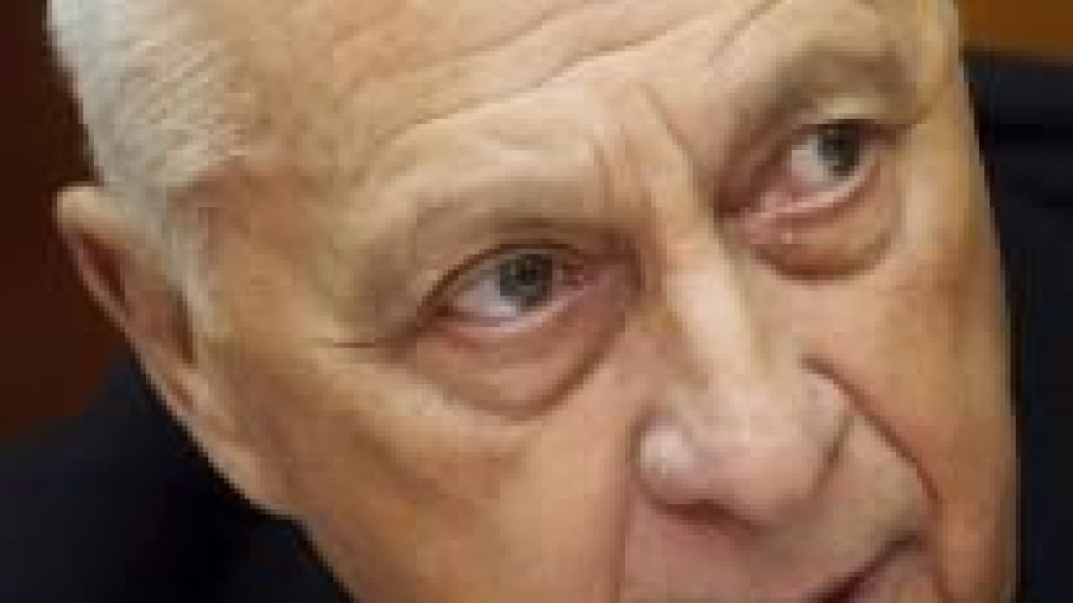 El primer ministro israelí, Ariel Sharon, ayer, cuando se dirigía a los miembros de su gabinete