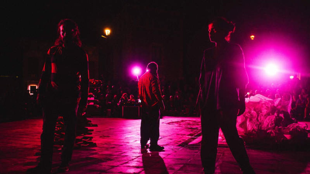 Imagen del final actos de la ópera urbana que se estrenó el sábado en la plaza de Santo Martino. GABRIEL SANTOS