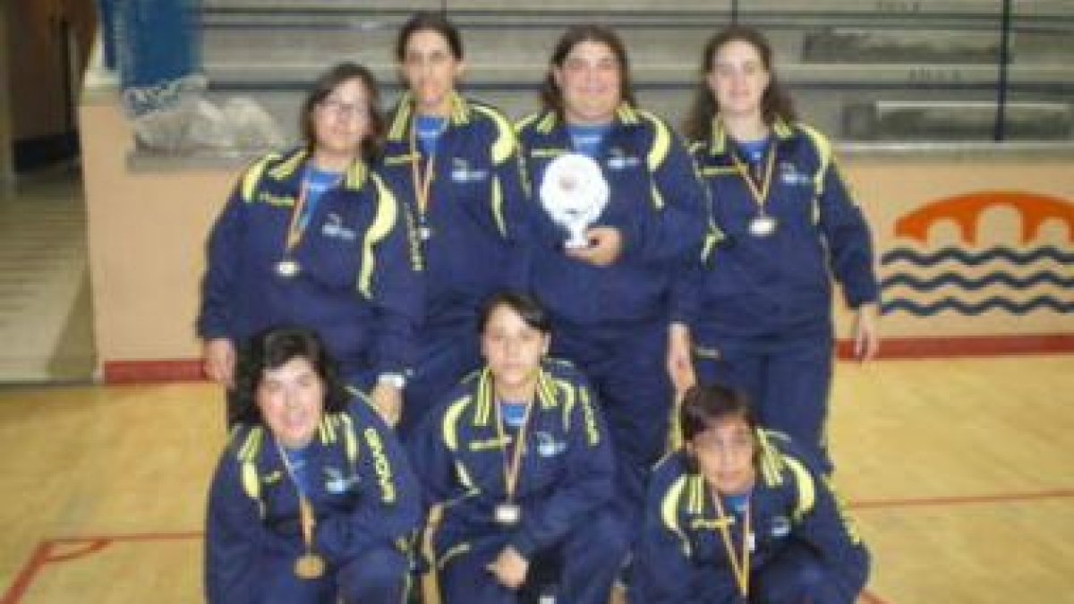 Formación femenina de Asprona León que firmó una sobresaliente actuación en San Fernando.