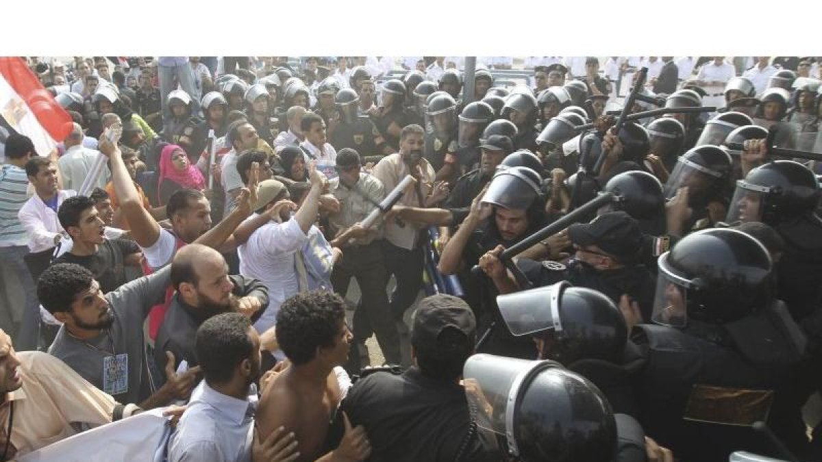 Soldados egipcios se enfrenta a un grupo de manifestantes frente a la Academia de la Policía en el Cairo.